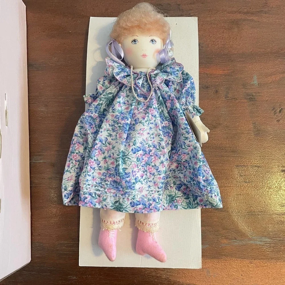 NWT Vintage Dolls By Pauline Collectors Showcase Series ELAINE Doll w/ Case 17